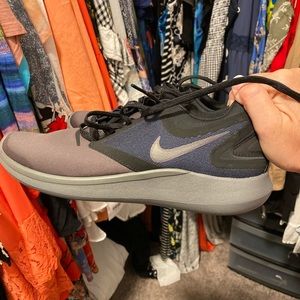 Women’s athletic shoes, size 9?